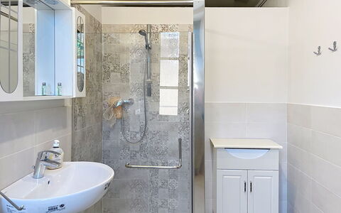 Cà Pendula: Bathroom, Bathroom Sink, Plumbing Fixture, Flooring, Sink, Floor, Interior Design, Tap, Plumbing, Mirror