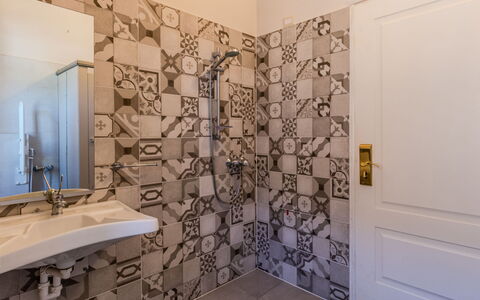 Cà Pendula: Flooring, Floor, Interior Design, Tile, Plumbing Fixture, Bathroom, Ceiling, Plumbing, Wallpaper