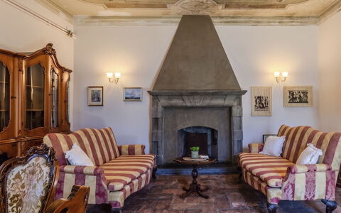 Cà Pendula: Furniture, Interior Design, Wall, Flooring, Wood, Floor, Ceiling, Lighting, Living Room, Couch