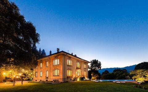 Flor Grand Lake Villa: Building, House, Architecture, Facade, Home, Estate, Land Lot, Farmhouse, Mansion, Villa