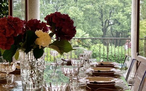 Flor Grand Lake Villa: Furniture, Table, Interior Design, Tableware, Dining Room, Stemware, Textile, Chair, Tablecloth