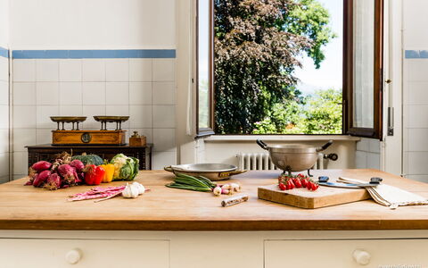 Flor Grand Lake Villa: Tableware, Kitchen, Fruit, Food, Countertop, Interior Design, Furniture, Kitchen Appliance, Produce, Home