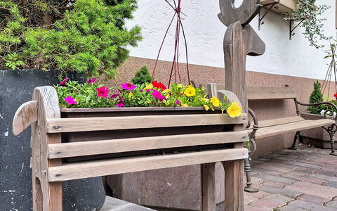 Boutique Appartement Tauernblick: Wood, Bench, Outdoor Bench, Flowerpot, Outdoor Furniture, Plank, Hardwood, Wood Stain, Garden, Floristry