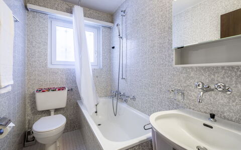 Via Sulten 12: Bathroom, Plumbing Fixture, Bathroom Sink, Flooring, Interior Design, Floor, Sink, Bathtub, Tap, Plumbing
