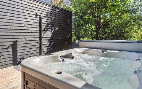 Eliene - 500M from the Sea: Bathtub, Plumbing Fixture, Jacuzzi, Houseplant, Bathroom