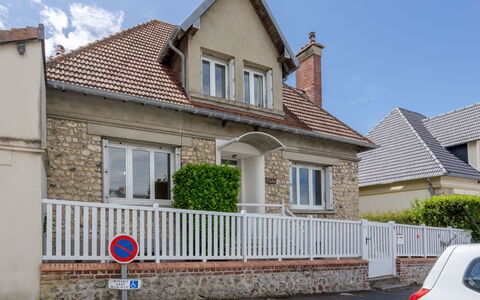 Villerville: Building, Window, Wall, House, Residential Area, Home, Roof, Facade, Architecture, Neighbourhood
