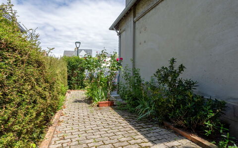 Villerville: Shrub, Residential Area, Groundcover, Garden, Walkway, Landscaping, Driveway, Sidewalk, Flagstone