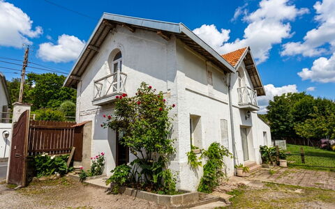 Villerville: Building, House, Home, Residential Area, Shrub, Architecture, Cottage, Roof, Door