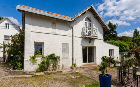 Villerville: Wall, Building, Window, House, Home, Residential Area, Shrub, Door, Architecture