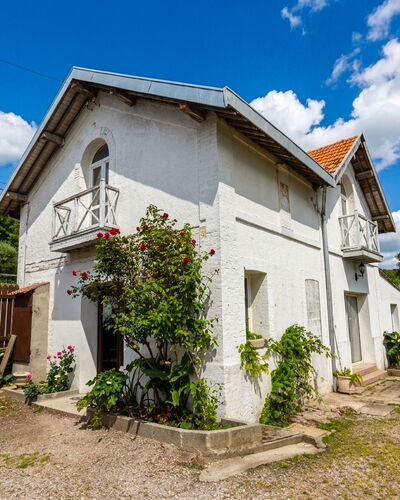 Villerville: Building, House, Home, Residential Area, Shrub, Architecture, Cottage, Roof, Door