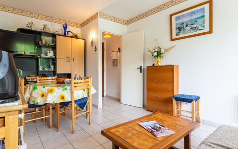 Les Portes de la Mer: Furniture, Interior Design, Flooring, Room, Floor, Ceiling, Chair, Apartment, Wood Stain, Hardwood