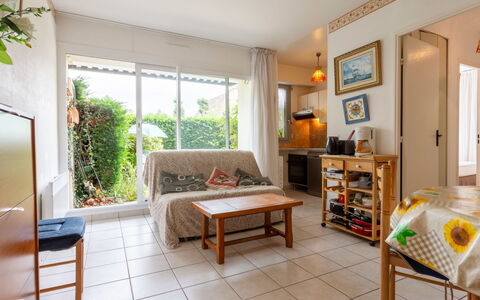 Les Portes de la Mer: Furniture, Flooring, Interior Design, Floor, Home, Apartment, Chair, Living Room, Room, Door