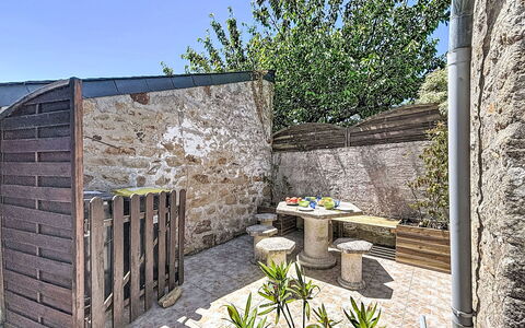 Maison Nid de la Ria: Wall, Composite Material, Flowerpot, Flagstone, Outdoor Furniture, Concrete, Stone Wall, Backyard, Garden, Yard