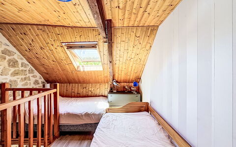 Maison Nid de la Ria: Wood, Floor, Flooring, Furniture, Interior Design, Bedroom, Ceiling, Room, Bed, Home
