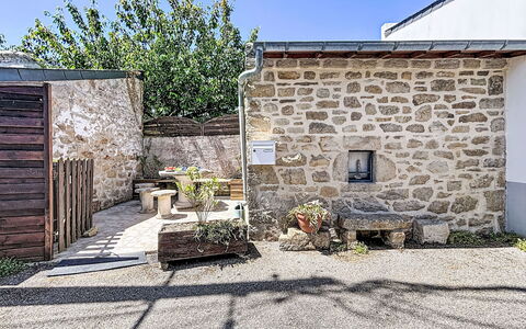 Maison Nid de la Ria: Wall, Door, Rock, Flowerpot, Concrete, Stone Wall, Flagstone, Houseplant, Home Door, Cobblestone