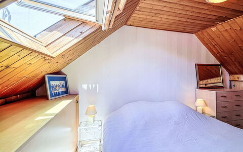 Maison Nid de la Ria: Interior Design, Wood, Bedroom, Ceiling, Flooring, Floor, Attic, Room, Bed, Furniture