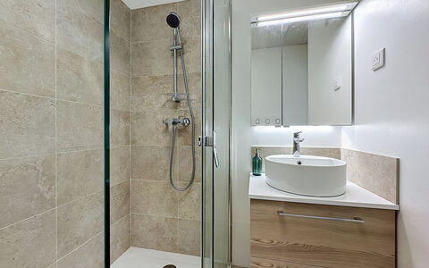 Aigo Sau 3: Bathroom, Plumbing Fixture, Flooring, Interior Design, Floor, Bathroom Sink, Bathroom Cabinet, Toilet, Sink, Tap