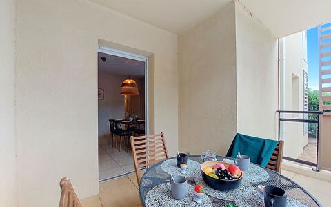 L'Etoile du Sud: Flooring, Floor, Interior Design, Room, Apartment, Ceiling, Wood Stain, Chair, Kitchen & Dining Room Table, Living Room