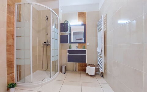 L'Etoile du Sud: Flooring, Interior Design, Plumbing Fixture, Bathroom, Floor, Plumbing, Toilet, Ceiling, Room, Tile