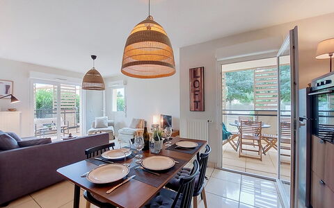 L'Etoile du Sud: Furniture, Interior Design, Flooring, Chair, Floor, Table, Wood, Kitchen & Dining Room Table, Ceiling, Dining Room