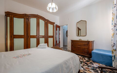 A Cà du Piero: Bed, Bedroom, Interior Design, Wall, Furniture, Floor, Flooring, Wood, Bed Sheet, Bedding