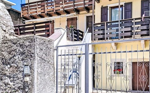 Edera: Door, Apartment, Balcony, Urban Design, Concrete, Stairs, Handrail, Hotel