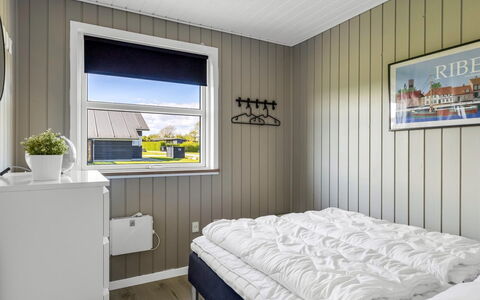 Susianna - 550M from the Sea: Wood, Bedroom, Floor, Bed, Bedding, Ceiling, Bed Sheet, Bed Frame, Linens, Wood Stain