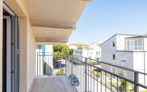 Seaside Apartment: Daytime, Apartment, Residential Area, Architecture, Home, Balcony, Urban Design, Composite Material, Handrail, Mixed-Use
