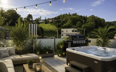 Goldener Turm: Furniture, Flowerpot, Bathtub, Outdoor Furniture, Chair, Resort, Houseplant, Eco Hotel, Swimming Pool