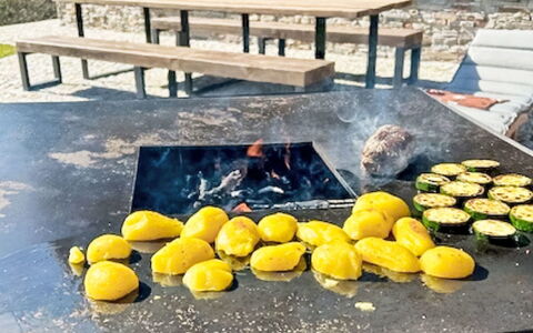 Pod Hvězdami: Food, Cooking, Outdoor Furniture, Outdoor Table, Barbecue, Heat, Picnic Table