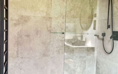 Pod Hvězdami: Wall, Flooring, Plumbing Fixture, Floor, Shower Head, Plumbing, Tile, Composite Material, Bathroom