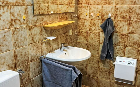 Friesenwohnung: Toilet Seat, Flooring, Plumbing Fixture, Yellow, Bathroom, Floor, Toilet, Tile, Plumbing