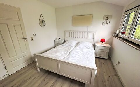 Friesenwohnung: Furniture, Bed, Bedroom, Bedding, Wood, Bed Sheet, Interior Design, Floor, Flooring, Room