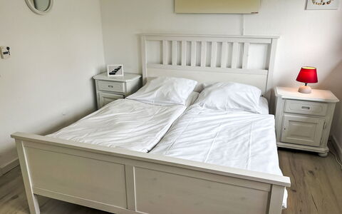 Friesenwohnung: Furniture, Bedroom, Bedding, Bed, Bed Frame, Hardwood, Drawer, Linens, Bed Sheet