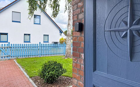 Dat Fischerhus: Wall, Wood, Door, Home Door, Composite Material, Gate, Brick, Brickwork, Wood Stain, Hardwood