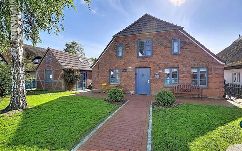 Dat Fischerhus: Grass, House, Residential Area, Shrub, Roof, Home, Rural Area, Cottage, Estate, Driveway