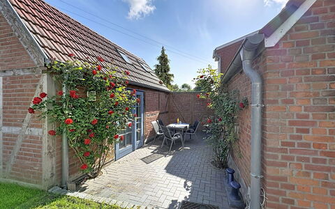 Dat Fischerhus: Wall, Brick, Brickwork, House, Roof, Residential Area, Home, Door, Cottage, Flowerpot