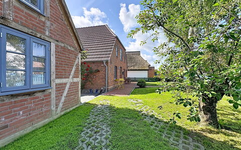Dat Fischerhus: House, Home, Roof, Garden, Lawn, Groundcover, Cottage, Brick, Estate, Yard