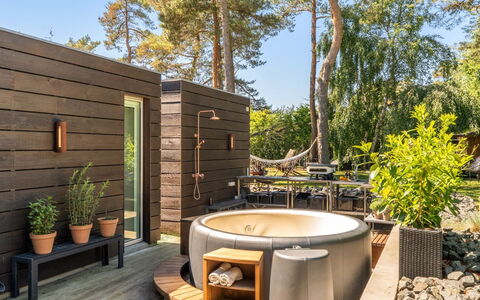 Dagny - 300M from the Sea: Plumbing Fixture, Bathtub, Composite Material, Outdoor Furniture, Garden, Deck, Flowerpot, Chair, Backyard