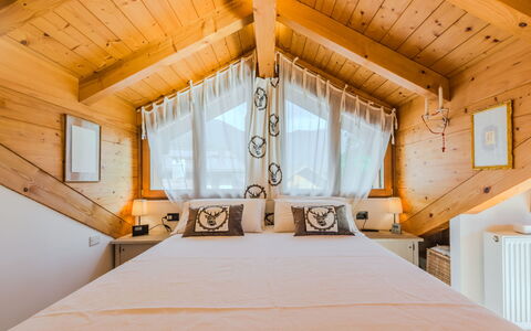 Giglio: Wood, Interior Design, Home, Furniture, Bedroom, Ceiling, Floor, Bed, Room, Linens