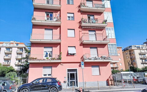 Ardesia: Window, Apartment, Neighbourhood, Residential Area, Balcony, Condominium, Family Car, City Car, Parking, Hatchback
