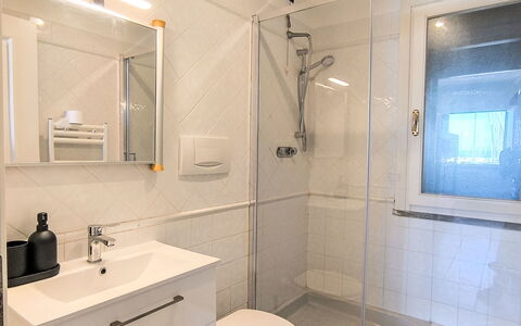 Al Porto: Bathroom, Plumbing Fixture, Bathroom Sink, Flooring, Interior Design, Floor, Sink, Tap, Mirror, Plumbing