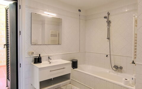 Al Porto: Plumbing Fixture, Flooring, Bathroom, Interior Design, Floor, Tap, Sink, Bathtub, Plumbing, Bathroom Sink