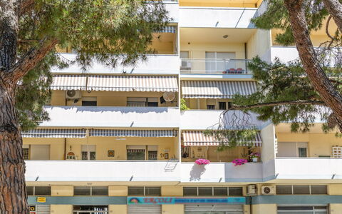 Casabianca: Daytime, Building, City, Apartment, Neighbourhood, Residential Area, Condominium, Urban Design, Mixed-Use