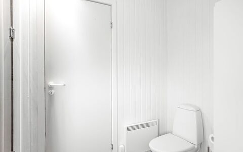 Glennie - 500M from the Sea: Wall, Flooring, Wood, Floor, Plumbing Fixture, Room, Bathroom, Plumbing, Ceiling, Toilet