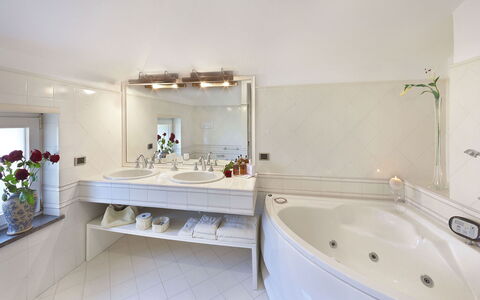 Villa Clara: Plumbing Fixture, Interior Design, Flooring, Bathroom, Ceiling, Bathtub, Tap, Floor, Sink, Plumbing