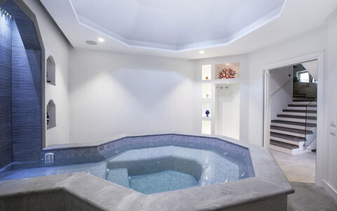 Villa Clara: Flooring, Interior Design, Floor, Ceiling, Composite Material, Swimming Pool, Bathtub, Jacuzzi