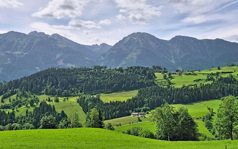 Hoamat Stadlfeld: Sky, Mountainous Landforms, Mountain, Cloud, Green, Hill, Tree, Grass, Nature, Natural Landscape