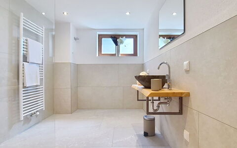 Hoamat Stadlfeld: Flooring, Wall, Floor, Plumbing Fixture, Interior Design, Bathroom, Ceiling, Tap, Lighting, Tile