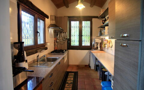 Casa Goel: Kitchen, Kitchen Appliance, Countertop, Kitchen Sink, Major Appliance, Wood, Cabinetry, Furniture, Kitchen Stove, Interior Design